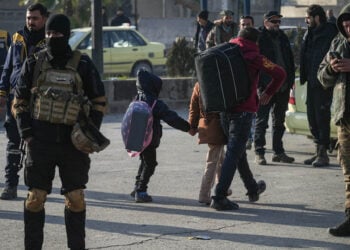 Κάτοικοι στις κουρδικές συνοικίες Σέιχ Μακσούντ και Ασράφιεχ εγκαταλείπουν το Χαλέπι (φωτ.: EPA / Ahmad Fallaha)