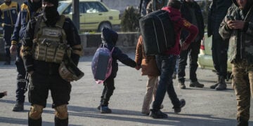 Κάτοικοι στις κουρδικές συνοικίες Σέιχ Μακσούντ και Ασράφιεχ εγκαταλείπουν το Χαλέπι (φωτ.: EPA / Ahmad Fallaha)