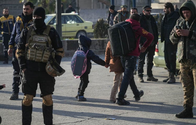 Κάτοικοι στις κουρδικές συνοικίες Σέιχ Μακσούντ και Ασράφιεχ εγκαταλείπουν το Χαλέπι (φωτ.: EPA / Ahmad Fallaha)