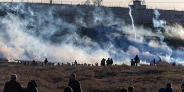 Φιλοκούρδοι διαδηλωτές συγκρούονται με την τουρκική αστυνομία στη Νουσαϊμπίν της Μαρντίν, κατά τη διάρκεια πορείας υπέρ των Κούρδων της Συρίας, 20 Ιανουαρίου 2026 (φωτ.: EPA / Metin Yoksu)