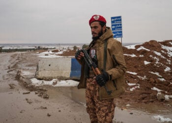 Στρατιώτης του συριακού στρατού κοντά στις γραμμές εμπλοκής με τις Συριακές Δημοκρατικές Δυνάμεις (SDF), σε απόσταση 9 χιλιομέτρων από την πόλη Χασάκα, στη βορειοανατολική Συρία, 23 Ιανουαρίου 2026 (φωτ.: EPA / Ahmad Fallaha)