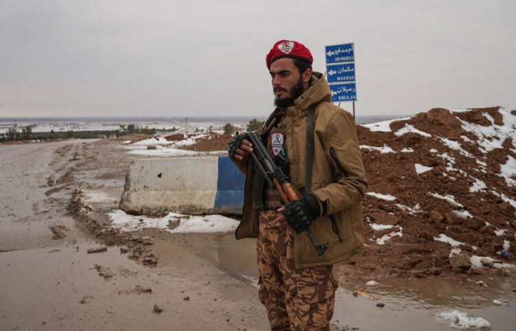 Στρατιώτης του συριακού στρατού κοντά στις γραμμές εμπλοκής με τις Συριακές Δημοκρατικές Δυνάμεις (SDF), σε απόσταση 9 χιλιομέτρων από την πόλη Χασάκα, στη βορειοανατολική Συρία, 23 Ιανουαρίου 2026 (φωτ.: EPA / Ahmad Fallaha)