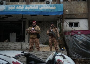 Σύροι στρατονόμοι φρουρούν περιοχή στο Χαλέπι, μετά τις συγκρούσεις μεταξύ των SDF και κυβερνητικών δυνάμεων, στη συνοικία Σέιχ Μάκσουντ. 11 Ιανουαρίου 2026 (φωτ.: EPA / Ahmad Fallaha)