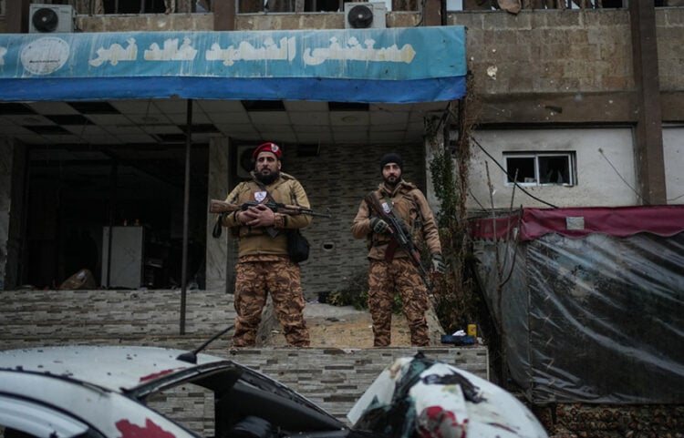 Σύροι στρατονόμοι φρουρούν περιοχή στο Χαλέπι, μετά τις συγκρούσεις μεταξύ των SDF και κυβερνητικών δυνάμεων, στη συνοικία Σέιχ Μάκσουντ. 11 Ιανουαρίου 2026 (φωτ.: EPA / Ahmad Fallaha)