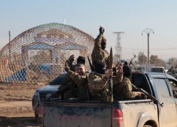 Σύροι στρατιώτες περιπολούν σε πόλη της βορειοανατολικής Συρίας (φωτ.: EPA/Mohammed Al-Rifai)