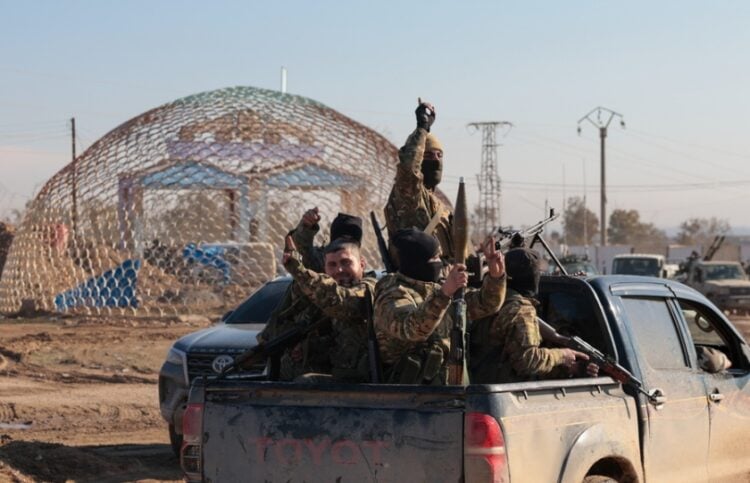 Σύροι στρατιώτες περιπολούν σε πόλη της βορειοανατολικής Συρίας (φωτ.: EPA/Mohammed Al-Rifai)