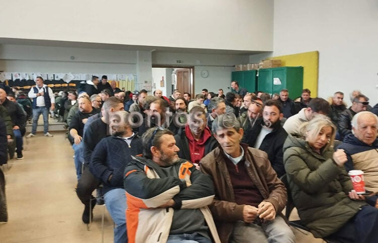 To pontosnews.gr στα Μάλγαρα, στη σύσκεψη που θα κρίνει το μέλλον των αγροτικών κινητοποιήσεων. Κυριακή 4 Ιανουαρίου 2025 (φωτ.: Γεωργία Φούντα)
