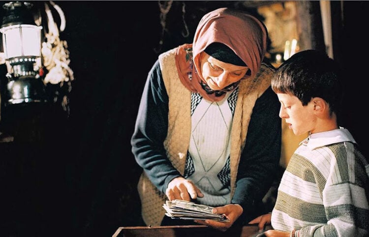 Σκηνή από την ταινία «Περιμένοντας τα σύννεφα», του 2004 (πηγή: imdb.com)