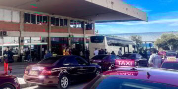 Ταξί έξω από τα ΚΤΕΛ στην Πάτρα (φωτ.: EUROKINISSI / Δήμητρα Κούτρα)