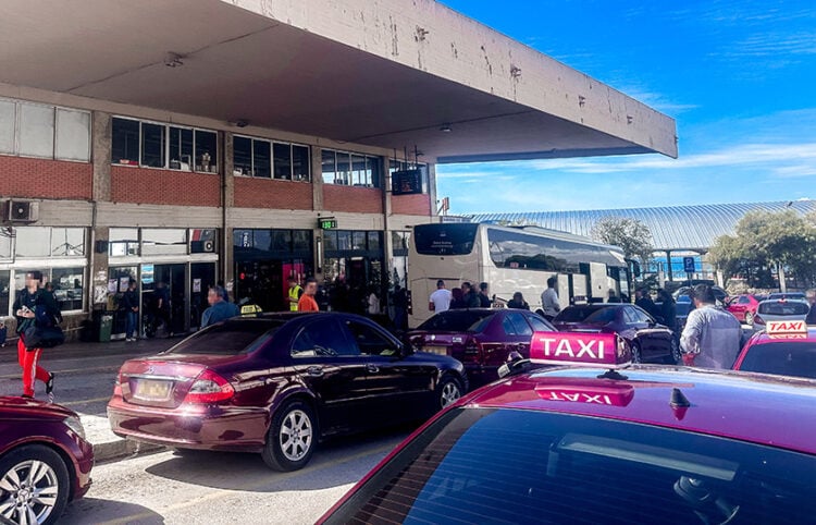 Ταξί έξω από τα ΚΤΕΛ στην Πάτρα (φωτ.: EUROKINISSI / Δήμητρα Κούτρα)