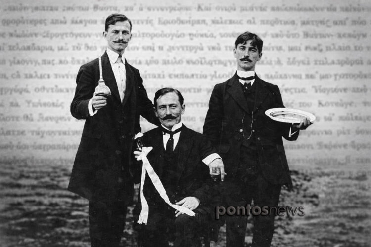 Ο Ξενοφών Άκογλου γράφει κάτω από τη φωτογραφία των τριών νέων: «Η περιφορά του Σταυρού στα σπίτια μετά την κατάδυση» (πηγή: «Λαογραφικά Κοτυώρων / εικ.: Γεωργία Βορύλλα)