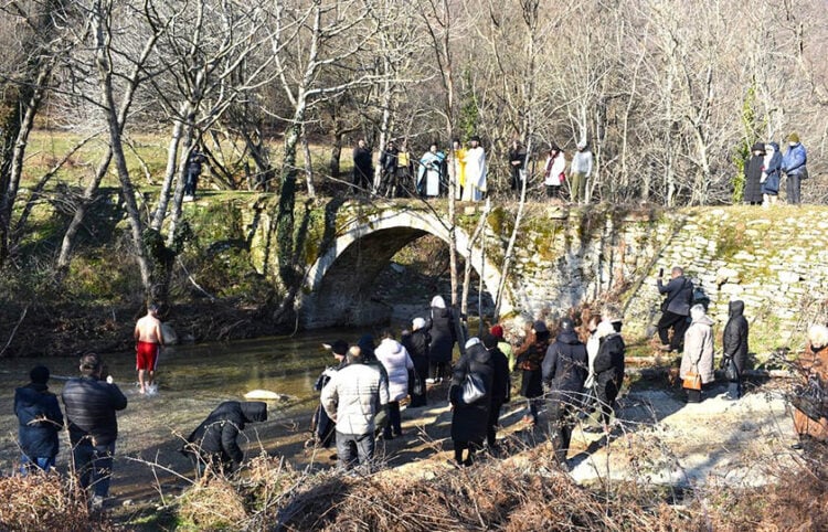 Την τελετή αγιασμού των υδάτων τέλεσε ο μητροπολίτης Μαρωνείας και Κομοτηνής Παντελεήμονας (φωτ.: Flickr / Μητρόπολη Μαρωνείας και Κομοτηνής)