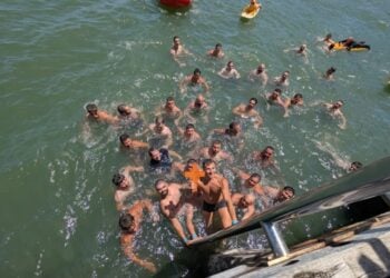 Ο 28χρονος κτηματομεσίτης Στέλιος Κίκιρης έπιασε τον σταυρό στο Princes Pier της Μελβούρνης (φωτ.: The Greek Herald/Μαίρη Συνανίδη)