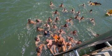 Ο 28χρονος κτηματομεσίτης Στέλιος Κίκιρης έπιασε τον σταυρό στο Princes Pier της Μελβούρνης (φωτ.: The Greek Herald/Μαίρη Συνανίδη)