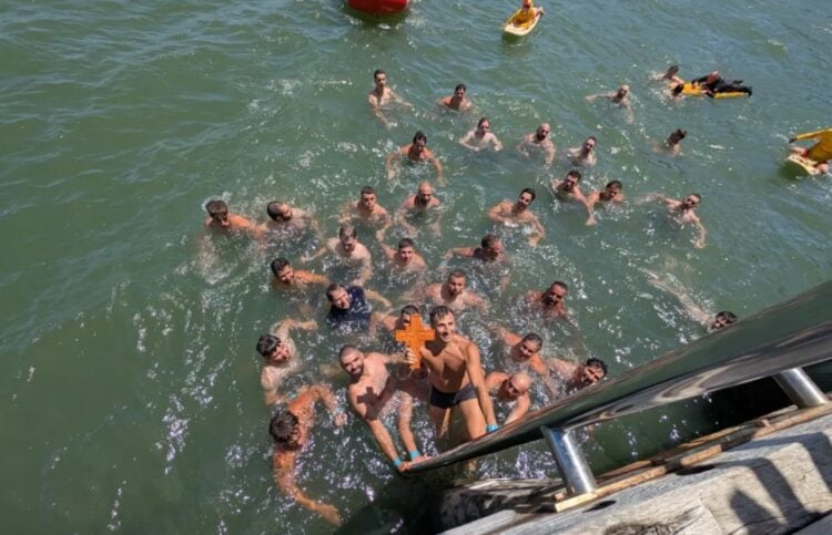 Ο 28χρονος κτηματομεσίτης Στέλιος Κίκιρης έπιασε τον σταυρό στο Princes Pier της Μελβούρνης (φωτ.: The Greek Herald/Μαίρη Συνανίδη)