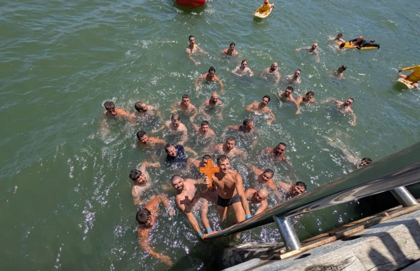 Ο 28χρονος κτηματομεσίτης Στέλιος Κίκιρης έπιασε τον σταυρό στο Princes Pier της Μελβούρνης (φωτ.: The Greek Herald/Μαίρη Συνανίδη)