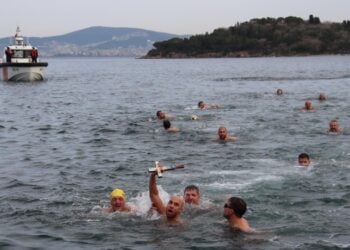 Η στιγμή που ο κολυμβητής ανέσυρε τον σταυρό από το νερό (φωτ.: Ιερά Μητρόπολη Πριγκηποννήσων)