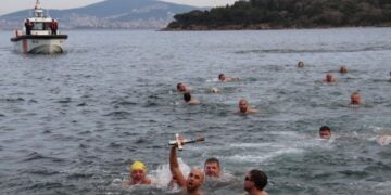 Η στιγμή που ο κολυμβητής ανέσυρε τον σταυρό από το νερό (φωτ.: Ιερά Μητρόπολη Πριγκηποννήσων)