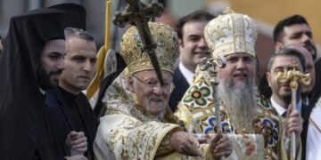 Ο Οικουμενικός Πατριάρχης Βαρθολομαίος έριξε τον σταυρό στον Κεράτιο Κόλπο (φωτ.: EPA/Erdem Sahin)