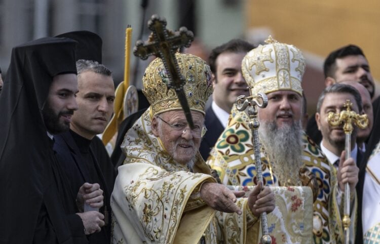 Ο Οικουμενικός Πατριάρχης Βαρθολομαίος έριξε τον σταυρό στον Κεράτιο Κόλπο (φωτ.: EPA/Erdem Sahin)