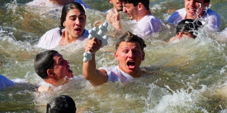 Ο 18χρονος Άθως Καρυστινός τίμησε με τον καλύτερο τρόπο την  κληρονομία της οικογένειάς του (φωτ.: orthodoxobserver.org/Δημήτριος Πανάγος & Brittainy Newman)