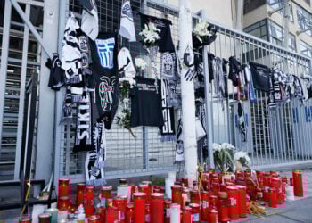 Κεριά, λουλούδια και προσωπικά αντικείμενα έξω από το γήπεδο της Τούμπας (φωτ.: ΑΠΕ-ΜΠΕ / Αχιλλέας Χήρας)