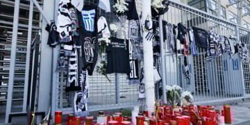 Κεριά, λουλούδια και προσωπικά αντικείμενα έξω από το γήπεδο της Τούμπας (φωτ.: ΑΠΕ-ΜΠΕ / Αχιλλέας Χήρας)