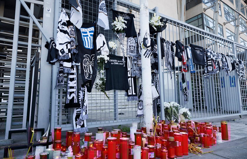 Κεριά, λουλούδια και προσωπικά αντικείμενα έξω από το γήπεδο της Τούμπας (φωτ.: ΑΠΕ-ΜΠΕ / Αχιλλέας Χήρας)