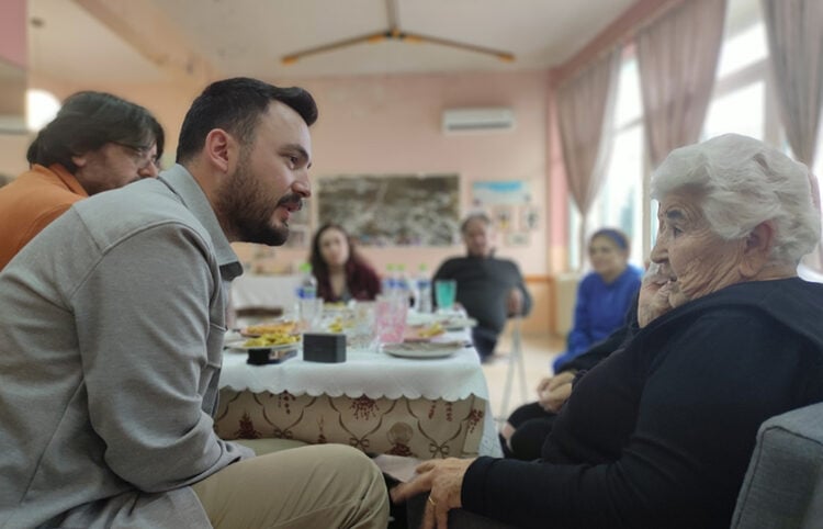 Από τη συνάντηση των Τούρκων ερευνητών με πληροφορητές και πληροφορήτριες (φωτ.: Facebook / Ιστορικός Ποντιακός Σύλλογος Νεοκαισάρειας)