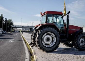 Τρακτέρ από το μπλόκο της Νίκαιας στο ύψος του Πλατύκαμπου, Τρίτη 13 Ιανουαρίου 2026 (φωτ.: EUROKINISSI)