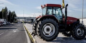 Τρακτέρ από το μπλόκο της Νίκαιας στο ύψος του Πλατύκαμπου, Τρίτη 13 Ιανουαρίου 2026 (φωτ.: EUROKINISSI)