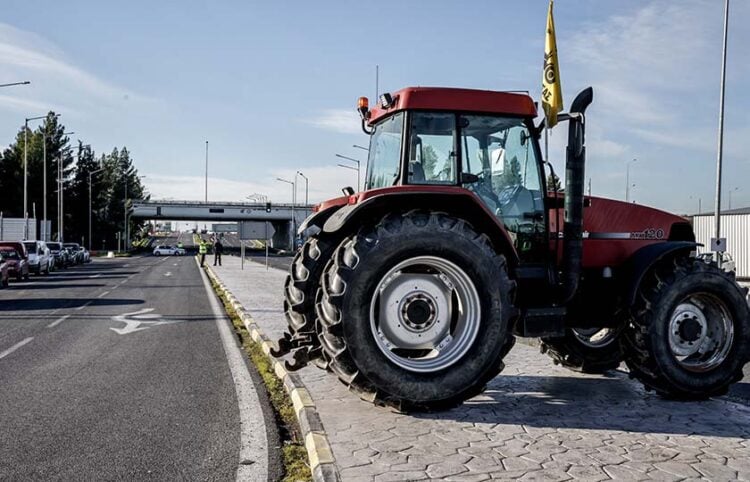 Τρακτέρ από το μπλόκο της Νίκαιας στο ύψος του Πλατύκαμπου, Τρίτη 13 Ιανουαρίου 2026 (φωτ.: EUROKINISSI)