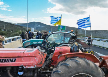Αποκλεισμός της Κορίνθου-Τριπόλεως από αγρότες, στο ύψος της Αρχαίας Νεμέας. Κυριακή 4 Ιανουαρίου 2026 (φωτ.: EUROKINISSI / Βασίλης Παπαδόπουλος)