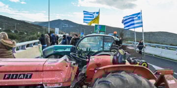 Αποκλεισμός της Κορίνθου-Τριπόλεως από αγρότες, στο ύψος της Αρχαίας Νεμέας. Κυριακή 4 Ιανουαρίου 2026 (φωτ.: EUROKINISSI / Βασίλης Παπαδόπουλος)