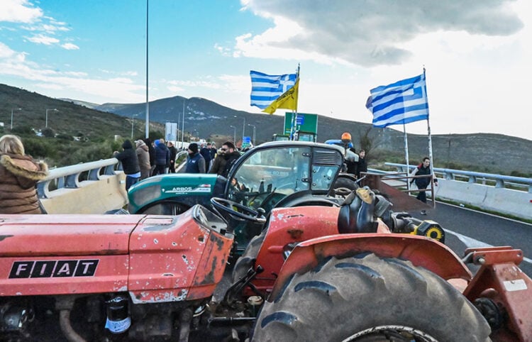 Αποκλεισμός της Κορίνθου-Τριπόλεως από αγρότες, στο ύψος της Αρχαίας Νεμέας. Κυριακή 4 Ιανουαρίου 2026 (φωτ.: EUROKINISSI / Βασίλης Παπαδόπουλος)