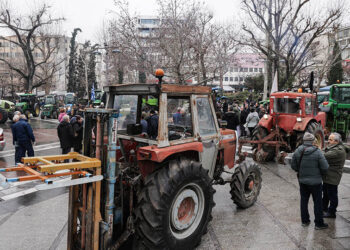 Από το μπλόκο της Νίκαιας, στο ...μπλόκο της πλατείας οι Θεσσαλοί αγρότες (φωτ.: EUROKINISSI)