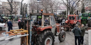 Από το μπλόκο της Νίκαιας, στο ...μπλόκο της πλατείας οι Θεσσαλοί αγρότες (φωτ.: EUROKINISSI)