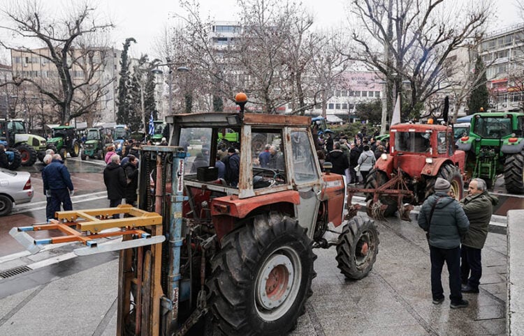 Από το μπλόκο της Νίκαιας, στο ...μπλόκο της πλατείας οι Θεσσαλοί αγρότες (φωτ.: EUROKINISSI)