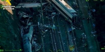 Εικόνα από drone της ισπανικής πολιτικής προστασίας δείχνει τα συντρίμμια των δύο τρένων (φωτ.: ΕΡΑ/Πολιτική Προστασία της Ισπανίας)