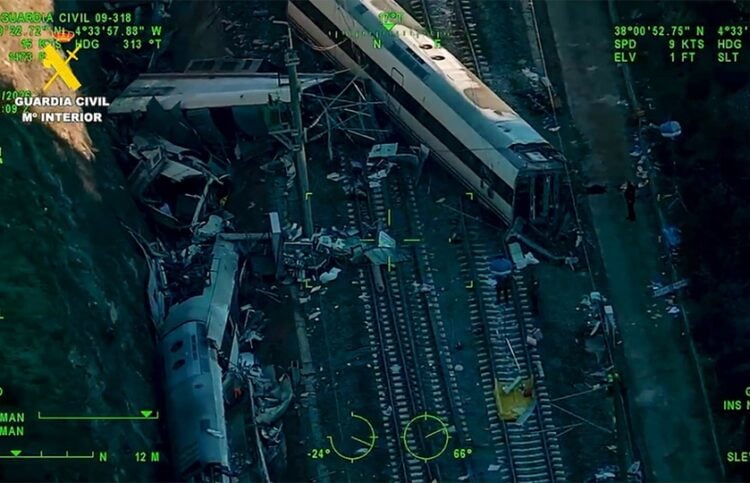 Εικόνα από drone της ισπανικής πολιτικής προστασίας δείχνει τα συντρίμμια των δύο τρένων (φωτ.: ΕΡΑ/Πολιτική Προστασία της Ισπανίας)