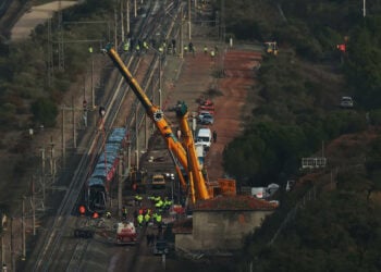 Το τρένο στην Καρταχένα στην περιοχή της Μούρθια έπεσε πάνω σε γερανό, Πέμπτη 22 Ιανουαρίου 2026 (πηγή: Χ)