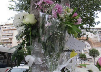 Λουλούδια σε κολόνα επί της Εγνατίας, στο σημείο όπου παρασύρθηκε η 21χρονη Έμμα (φωτ. αρχείου pontosnews.gr:  Έλλη Τσολάκη)