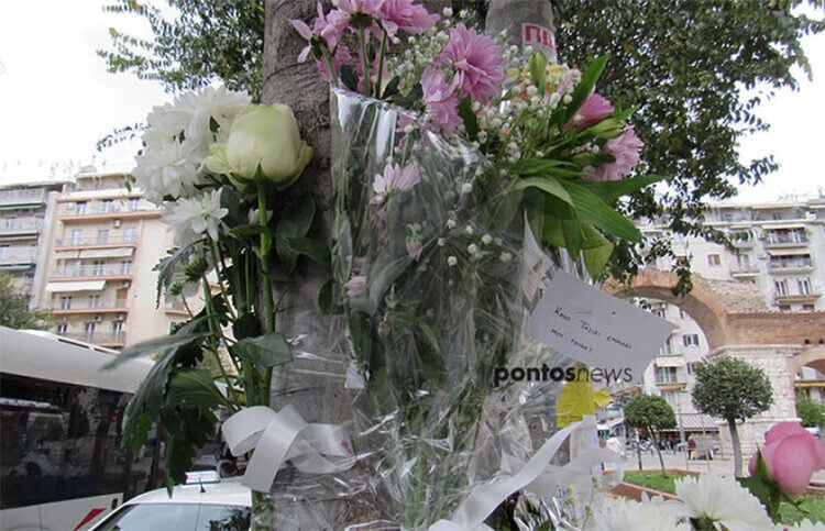 Λουλούδια σε κολόνα επί της Εγνατίας, στο σημείο όπου παρασύρθηκε η 21χρονη Έμμα (φωτ. αρχείου pontosnews.gr:  Έλλη Τσολάκη)