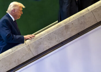 Ο Ντόναλντ Τραμπ αποχωρώντας μετά την ομιλία του στο Οικονομικό Φόρουμ στο Νταβός, την Πέμπτη 22 Ιανουαρίου (φωτ.: EPA / Gian Ehrenzeller)