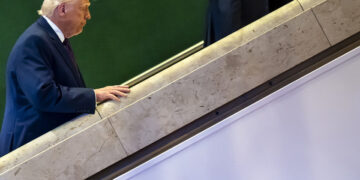 Ο Ντόναλντ Τραμπ αποχωρώντας μετά την ομιλία του στο Οικονομικό Φόρουμ στο Νταβός, την Πέμπτη 22 Ιανουαρίου (φωτ.: EPA / Gian Ehrenzeller)