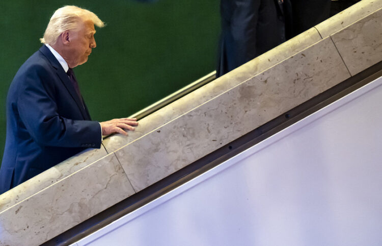 Ο Ντόναλντ Τραμπ αποχωρώντας μετά την ομιλία του στο Οικονομικό Φόρουμ στο Νταβός, την Πέμπτη 22 Ιανουαρίου (φωτ.: EPA / Gian Ehrenzeller)