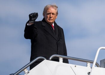 Ο Ντόναλντ Τραμπ καθώς επιβιβάζεται στο Marine One (φωτ.: Facebook / The White House)