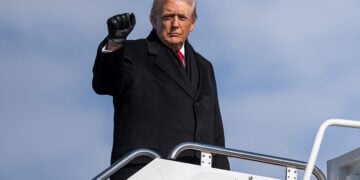 Ο Ντόναλντ Τραμπ καθώς επιβιβάζεται στο Marine One (φωτ.: Facebook / The White House)