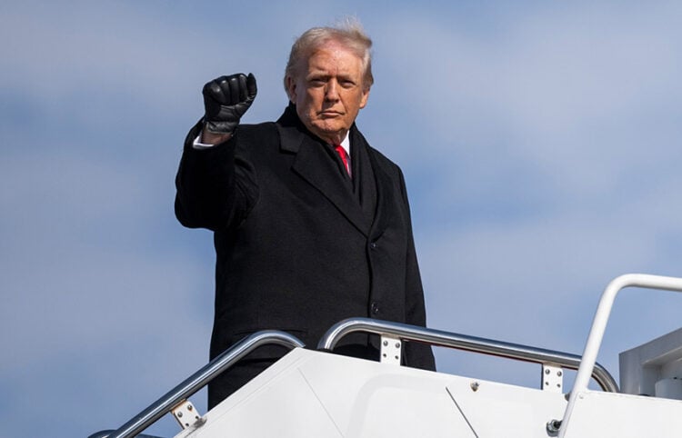 Ο Ντόναλντ Τραμπ καθώς επιβιβάζεται στο Marine One (φωτ.: Facebook / The White House)