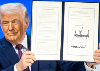 Ο Ντόναλντ Τραμπ με τον καταστατικό χάρτη του «Συμβουλίου Ειρήνης». Νταβός, 22 Ιανουαρίου 2026 (φωτ.: EPA / Gian Ehrenzeller)